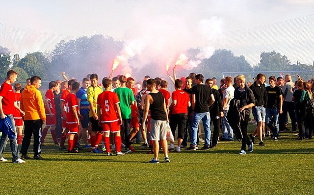 Kibice Widzewa wtargnęli na boisko podczas derbów Łodzi 16-latków