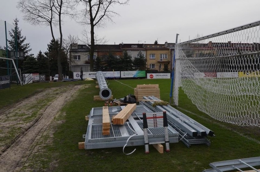 Puszcza Niepołomice: rozpoczął się montaż oświetlenia. Kiedy pierwszy mecz przy jupiterach? [ZDJĘCIA] 