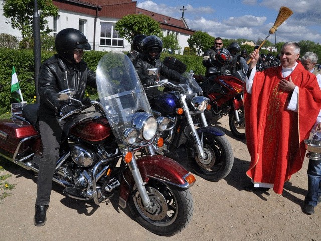 Poświęcenie motocykli przed kościołem. 