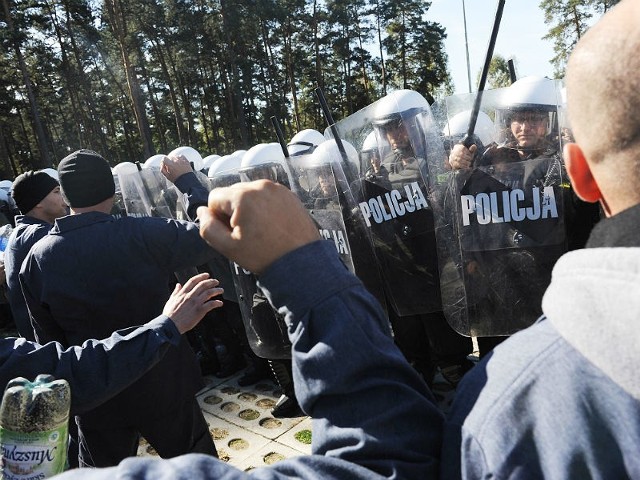 Uchodźcy protestują przeciwko panującym warunkom w ośrodku. Zaprowadzenie porządku w tymczasowym obozie dla uchodźców na poligonie w Nowej Dębie zajmuje policjantom niespełna kwadrans. Tłumienie buntu było jednym z ćwiczeń przeprowadzonych przez żołnierzy i policjantów w ramach największych manewrów wojsk w tym roku - ćwiczenia pod kryptonimem Anakonda-14.