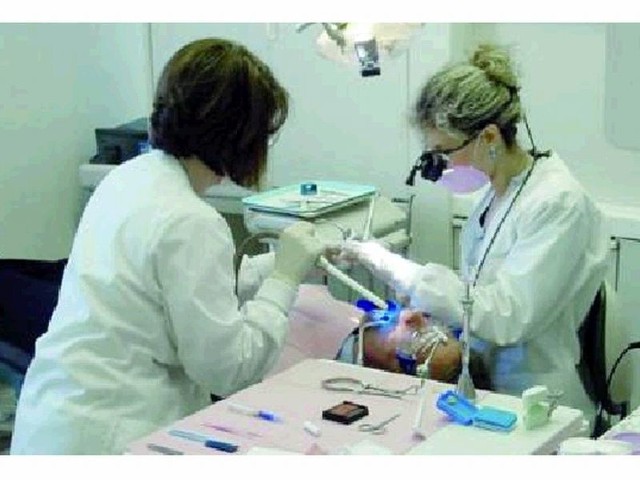 Chociaż zęby zjadamy najczęściej w pracy, pracodawcy w Polsce ani myślą płacić za nasze leczenie u dentysty