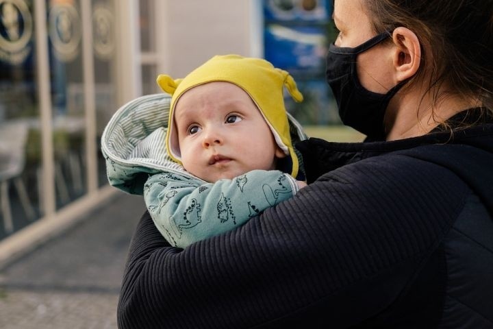 Toruń. Spór o alimenty na niemowlę. Ojciec: "Przecież karmione jest piersią"