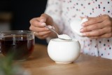 Słodzenie kawy i herbaty niebezpieczne dla zdrowia? Ryzyko raka wątroby zwiększają nie tylko napoje gazowane. Lepiej odstaw cukier