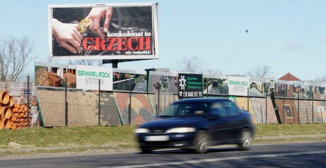 Mocno kontrowersyjny billboard zawisł w pobliżu hipermarketu Real.