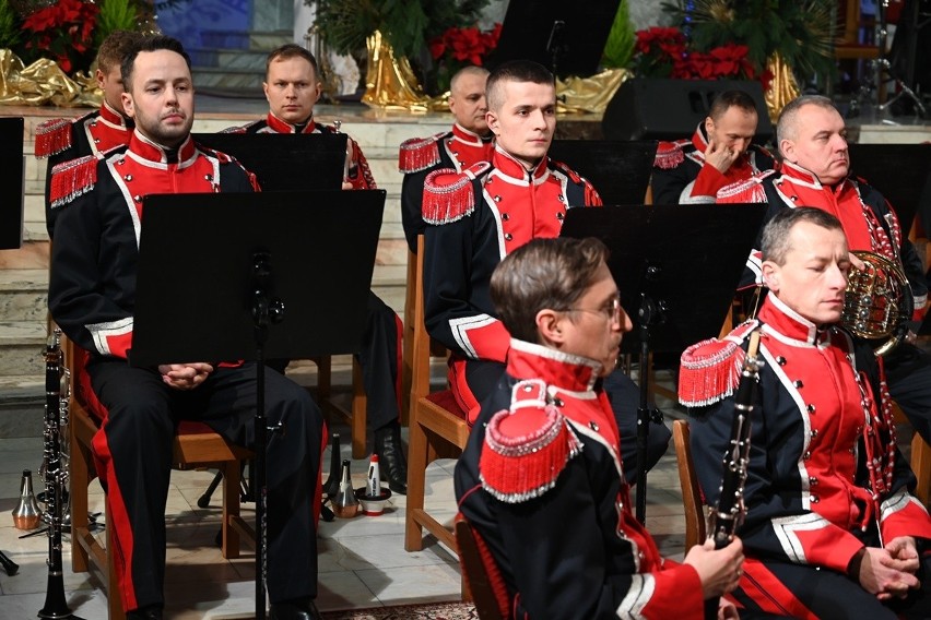 Koncert kolęd i pastorałek Reprezentacyjnego Zespołu Artystycznego Wojska Polskiego w Stalowej Woli. Zobacz zdjęcia