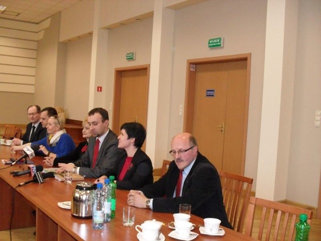 Zamiast nadzwyczajnej sesji Rady Miasta Włocławek w sprawie prywatyzacji MZOZ odbyła się konferencja opozycyjnych radnych