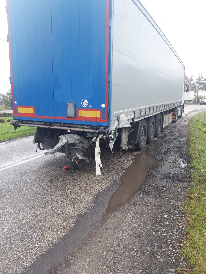 Tragedia pod Toruniem. BMW uderzyło w naczepę ciężarówki. Nie żyje 43-letnia kobieta