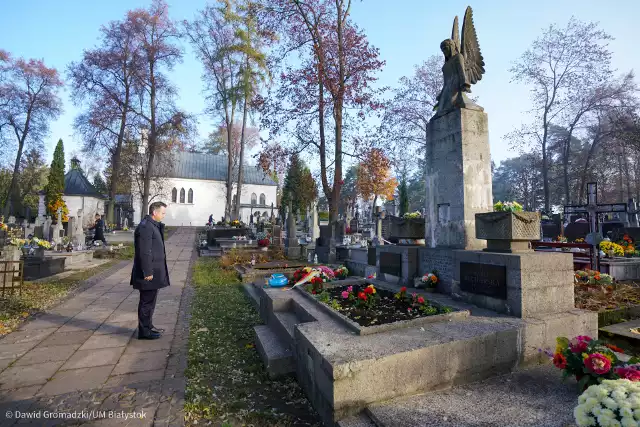 Zastępca prezydenta Przemysław Tuchliński i  towarzyszący mu funkcjonariusze Straży Miejskiej odwiedzili m.in. groby przedwojennych samorządowców