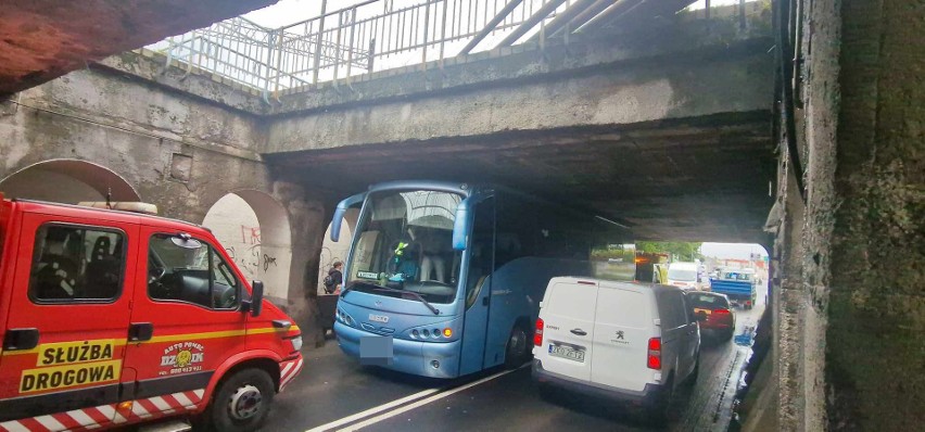 Autobus utknął pod wiaduktem w Koszalinie