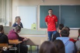 Jordi Sanchez w łódzkim liceum prowadził lekcję hiszpańskiego! ZDJĘCIA! Napastnik Widzewa dał niezwykłą lekcję