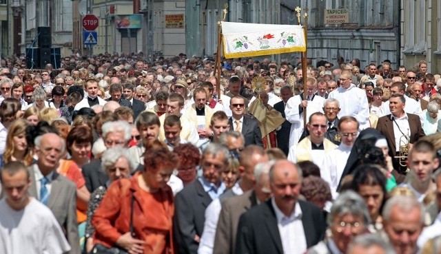 Ubiegłoroczna procesja Bożego Ciała w Słupsku &#8211; ulica Partyzantów. 