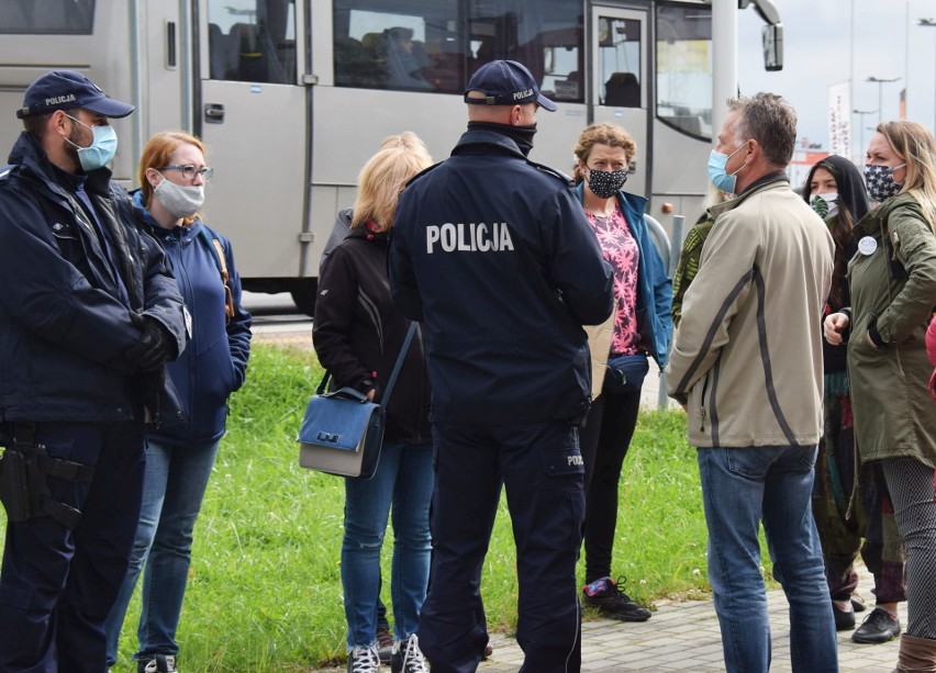 "Nie oddamy Bieszczad piłom!". Akcja w całej Polsce, w Krośnie złożono petycję [ZDJĘCIA]