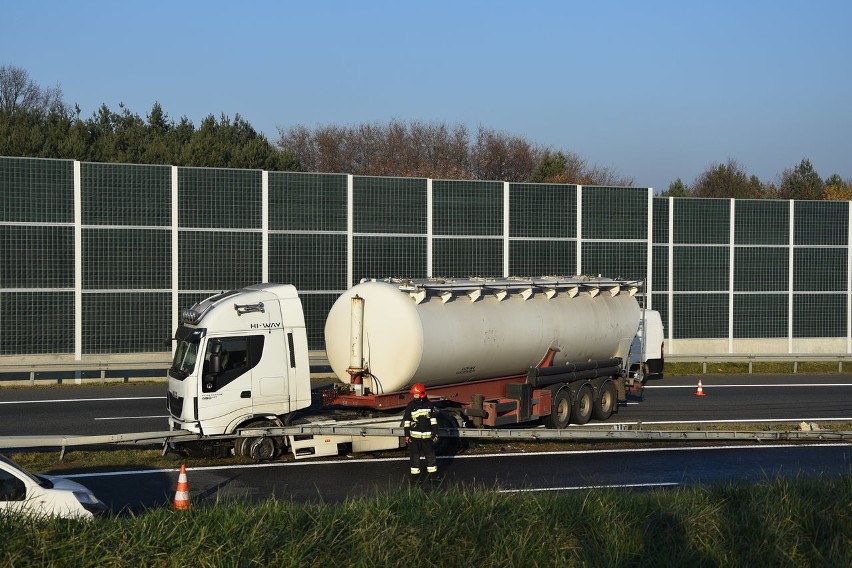 Utrudnienia na A4 koło Brzeska. Po wybuchu opony, cysterna rozbiła się na barierkach [ZDJĘCIA]