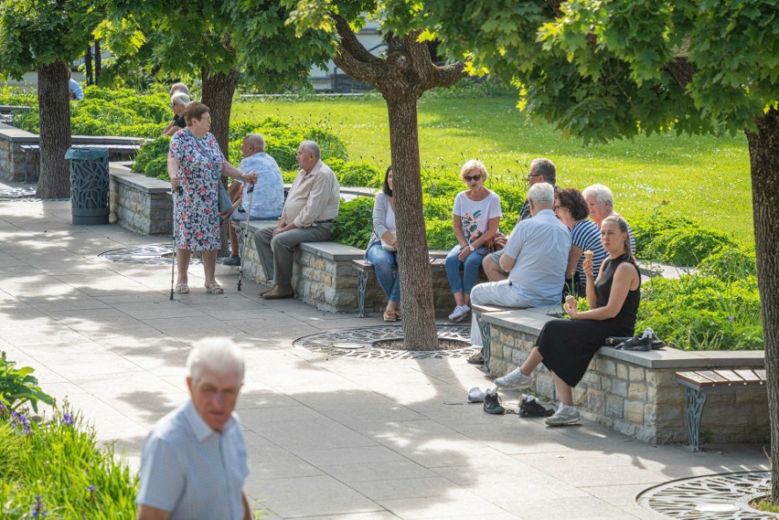 Słoneczna niedziela w Krynicy-Zdroju. Turyści wypoczywali na deptaku oraz w Parku Dukieta na leżakach. Jak będzie w długi weekend?