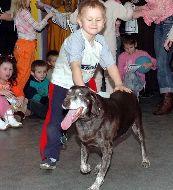 Na spotkaniu w Lubieniowie fachowcy namawiali dorosłych i dzieci do znakowania zwierząt. Błażej jako pierwszy oglądał czipa, którego ma Sara. 