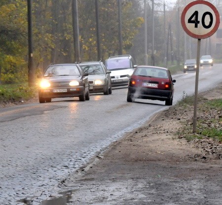 Niedawno czytelnik przyniósł nam zdjęcie ul. Wyszyńskiego sprzed 30 lat. Wyglądała tak jak dziś: czyli byle jak.