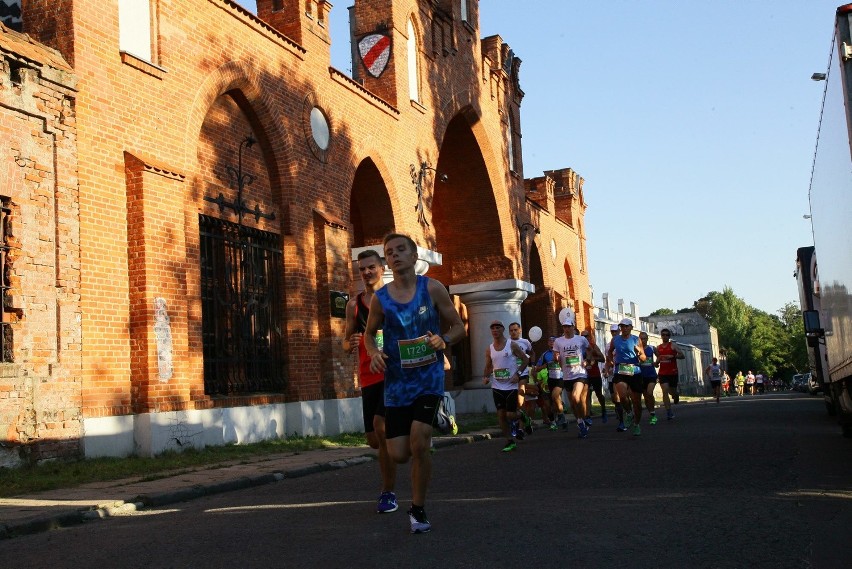 Bieg Fabrykanta 2016. 10 kilometrów szlakiem fabrykanckiej Łodzi [ZDJĘCIA]