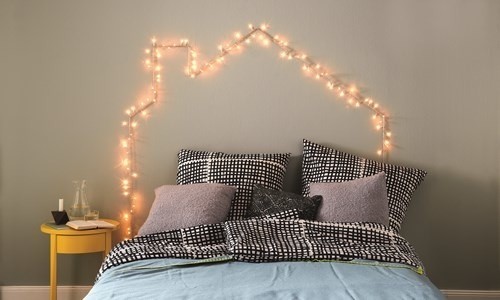 W małej sypialni warto zadbać o dodatki i oświetlenie