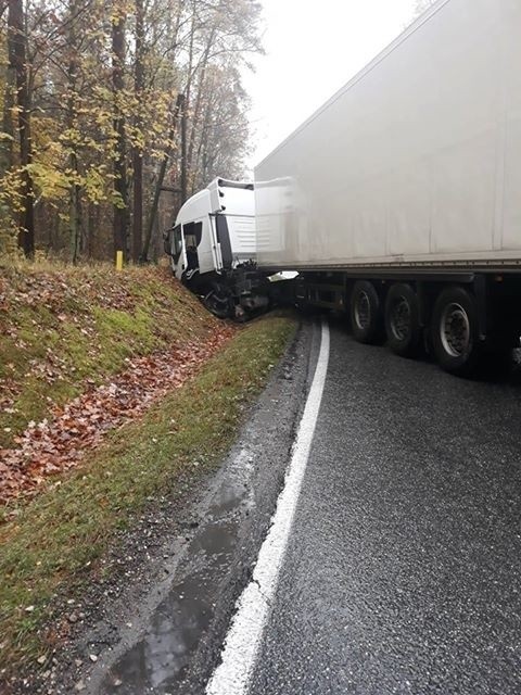 Zderzenie dwóch ciężarówek i osobowej mazdy w Niechorzu. Droga krajowa nr 25 zablokowana