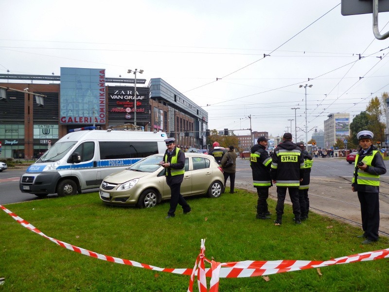 Wypadek na pl. Dominikańskim. Samochód wjechał pod tramwaj. Dwie osoby ranne (ZDJĘCIA)