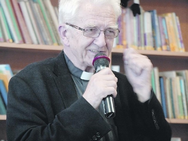 Ks. Adam Boniecki ma 78 lat. Urodził się w rodzinie ziemiańskiej. W wieku 18 lat wstąpił do Zgromadzenia Księży Marianów. Przez 11 lat był redaktorem naczelnym polskiego wydania "L'Osservatore Romano&#8221;, szefował też "Tygodnikowi Powszechnemu&#8221;. Do dziś publikuje na jego łamach. Współpracował również z telewizją Religia.tv.