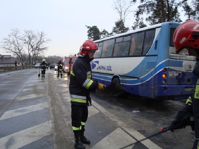 W czwartek od 9.10 droga między Niedoradzem a Nową Solą była zablokowana. Doszło tam do kolizji. W stojący na szosie autobus wjechał jeep. Strażacy posypywali drogę piaskiem i spryskiwali ją sintanem. Ruch przywrócono po godzinie.