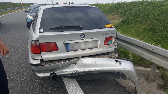 39-letni mieszkaniec powiatu sierpeckiego pędził autostradą, wykonując niebezpieczne manewry. W pewnym momencie stracił panowanie i uderzył w barierę rozdzielającą pasy ruchu. Był pijany.Na węźle autostradowym Toruń Południe funkcjonariuszom toruńskiej drogówki jeden kierowca wskazał osobowe BMW.- Zgłaszający podejrzewał, że kierujący tym autem mógł być nietrzeźwy - relacjonuje mł. asp. Wojciech Chrostowski z zespołu prasowego policji w Toruniu.Policjanci pojechali za podejrzanym samochodem.- Na wysokości miejscowości Grabowiec na autostradzie A1 mundurowi podjęli próbę zatrzymania BMW do kontroli. Policjanci włączyli „koguty”, po czym zrównali się z autem, dając kierowcy sygnał do zatrzymania się. Ten początkowo włączył prawy kierunkowskaz i zwolnił, jednak po chwili zaczął przyśpieszać w kierunku bramek wjazdowych na A1 w Nowej Wsi.