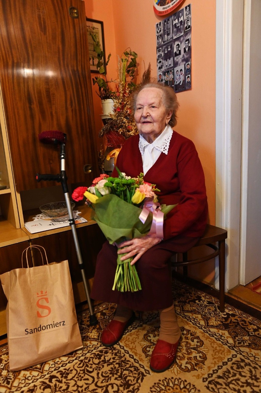 Pani Barbara Kołodziej z Sandomierza skończyła 101 lat. Z życzeniami i prezentem jubilatkę odwiedził burmistrz Marzec
