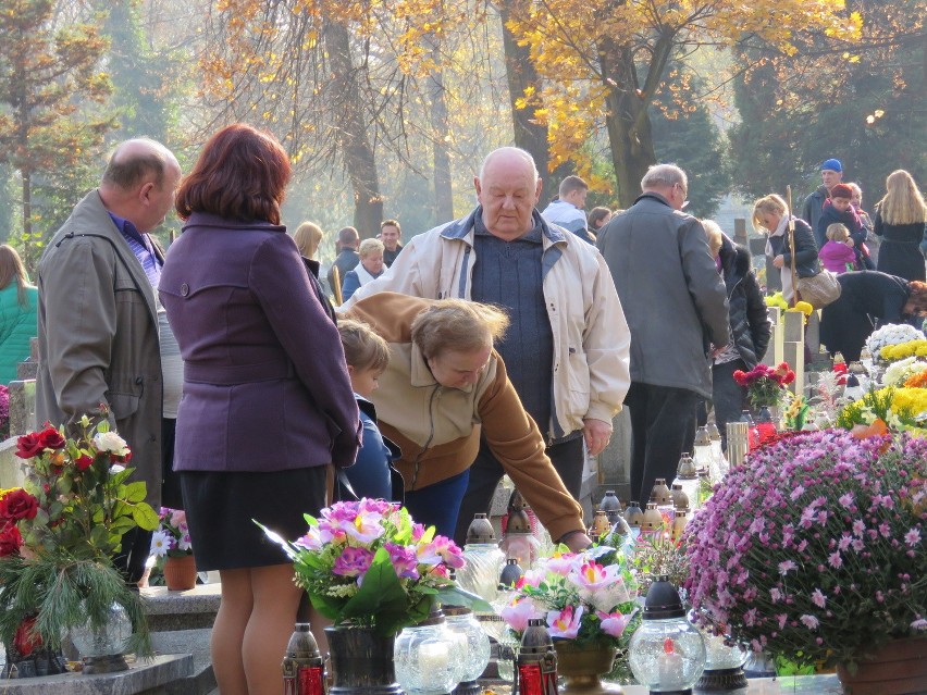 Cmentarze przy Francuskiej i Sienkiewicza w Katowicach: odwiedzamy bliskich, wolontariusze kwestują