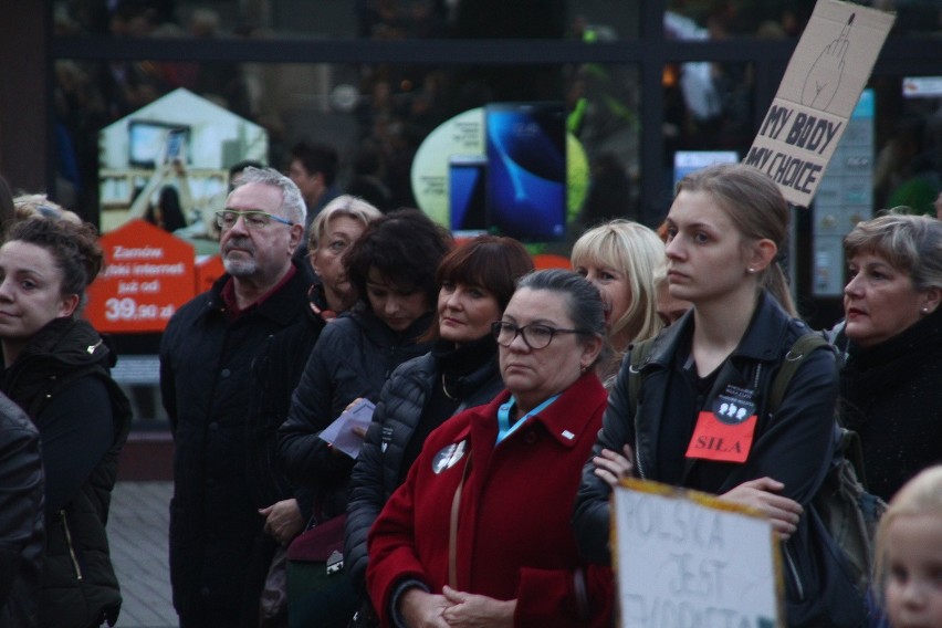 Drugi czarny protest w Rybniku - panie demonstrowały na rynku