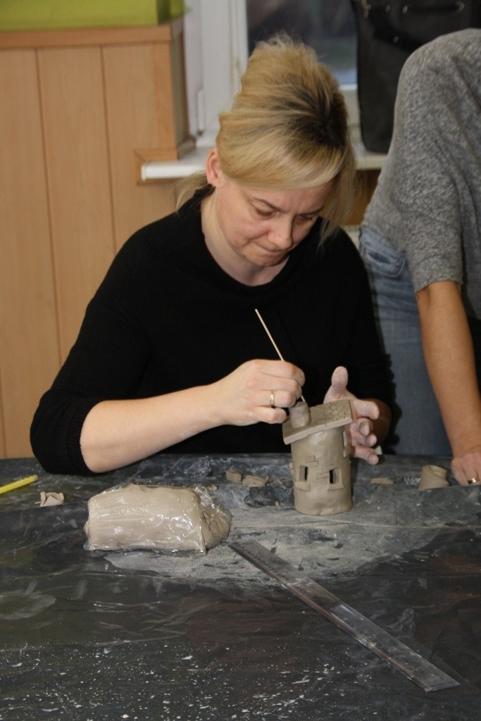 Ferie w Radziejowie zakończyły się ceramicznym akcentem. W Radziejowskim Domu Kultury wykonywali ceramiczną biżuterię