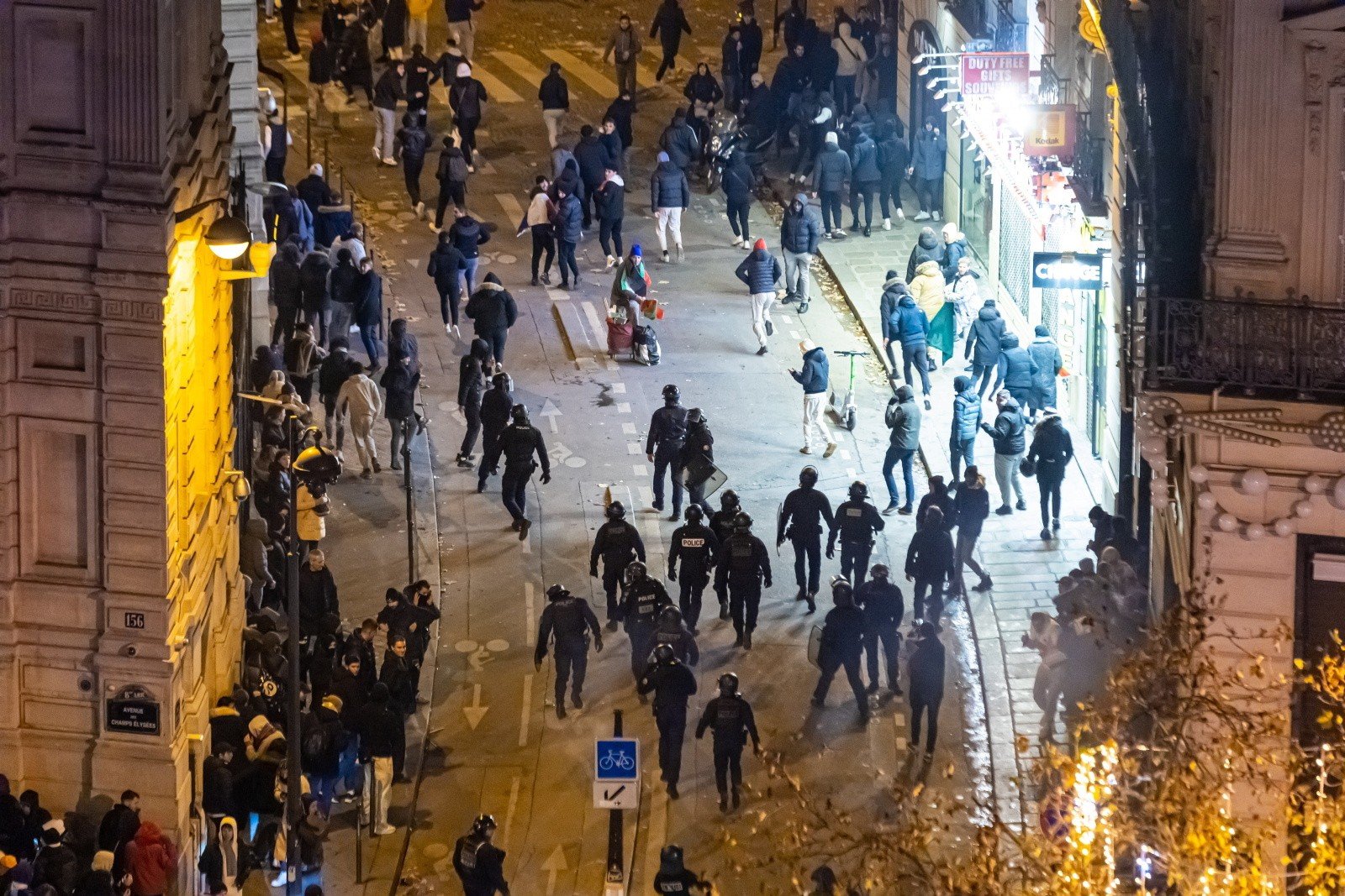 Émeutes après le match France – Maroc.  Des canons à eau ont été utilisés à Bruxelles, un garçon de 14 ans est mort à Montpellier