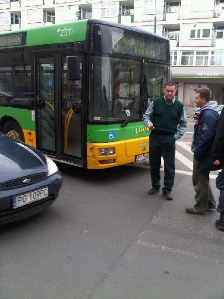 Kolizja autobusu z samochodem na Zeylanda [ZDJĘCIA]