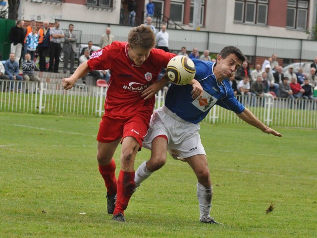 Wojciech Brudek (z prawej) strzelił gola na 1-1. Strumyk przegrał jednak mecz z Lechią 1-2.