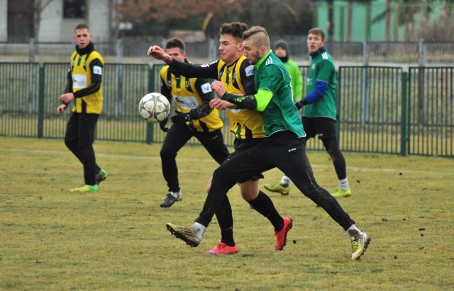 Siarka Tarnobrzeg (żółto-czarne stroje) pokonała w sobotnim sparingu Sokół Nisko (zielone koszulki) 3:1.