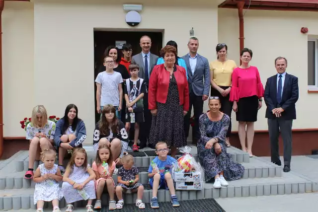 Małych mieszkańców domu w Małachowie odwiedzili przedstawiciele powiatu.