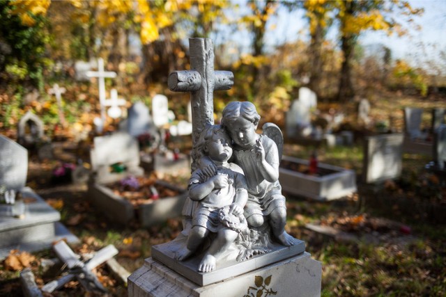 Jak dojechać samochodem na cmentarz w Opolu, gdzie zaparkować? Wszystkich Świętych w Opolu.