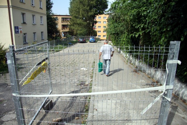 Spółdzielnia niewidomych ogrodziła właśnie fragment ulicy Głowackiego. Cierpią na tym sami niewidomi