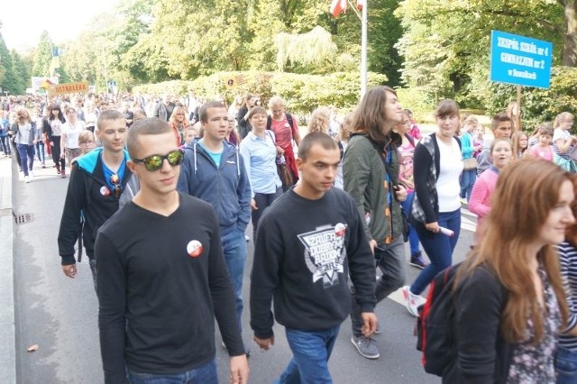 Marsz Żywej Pamięci Polskiego Sybiru cz. 2Jak co roku, w uroczystościach bierze udział młodzież (w tym ze szkół noszących imię Sybiraków), działacze Związku Sybiraków, przedstawiciele Polonii m.in. z Litwy, Łotwy, Białorusi, Ukrainy, liczne poczty sztandarowe. Są też przedstawiciele władz państwowych i samorządowych. http://get.x-link.pl/674fc4b5-d99a-383d-9a6e-31c8121ebba1,3b28d582-81e3-a2a6-3810-0edc3c733d99,embed.html