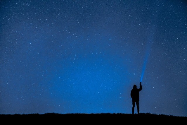 Perseidy 2019. Noc spadających gwiazd już niedługo. Sprawdź, kiedy i dowiedz się, jak obserwować niebo, by zobaczyć deszcz perseidów.