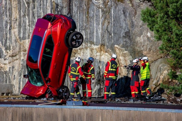 Jest to najbardziej ekstremalny test zderzeniowy, jaki kiedykolwiek przeprowadziło Volvo Cars. A przy okazji jeden z najważniejszych. Ekipy ratunkowe, których zadaniem jest wydobywanie rannych ze zmiażdżonych pojazdów, najczęściej ćwiczą na wrakach pozostałych po testach zderzeniowych w laboratorium Volvo Cars. Tym razem mogli szkolić swoje umiejętności na bazie jeszcze solidniej zmiażdżonych pojazdów. Wystarczył 30 metrowy dźwig i lina. Resztę załatwiła grawitacja.Fot. Volvo