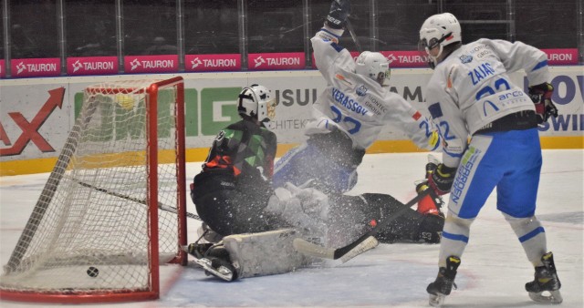 1 liga hokejowa: UKH Unia Oświęcim - MOSM Tychy 7:4. Na zdjęciu: Wasyl Jerassow zdobywa czwartą bramkę dla oświęcimian, na początku trzeciej tercji.