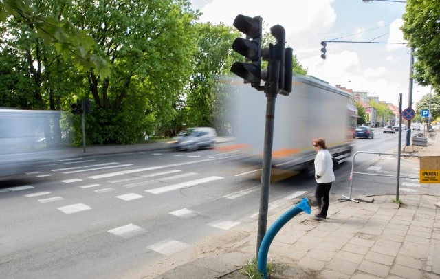 Zarząd Infrastruktury Miejskiej zapewnia, że sygnalizacja świetlna przy ul. Szczecińskiej, na wysokości ul. Jagiellońskiej, zostanie uruchomiona najszybciej, jak to będzie możliwe.