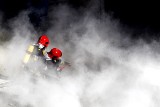 Kilka zastępów straży pożarnej walczy z ogniem w Góralicach. Spłonął budynek