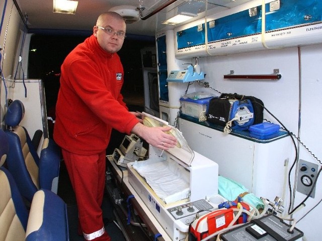 - Szkoda byłoby, żeby taki nowoczesny ambulans stał niewykorzystany - mówi Łukasz Zieliński, pielęgniarz z zespołu wyjazdowego karetki neonatologicznej w Świętokrzyskim Centrum Ratownictwa Medycznego i Transportu Sanitarnego w Kielcach.