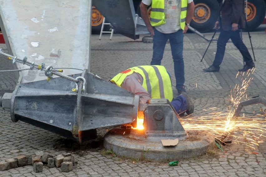 Udało się! Iglica położona przed Halą Ludową [ZDJĘCIA]