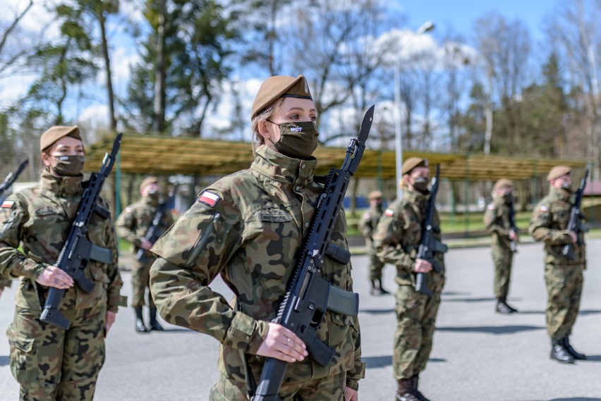 Przysięgę złożyło 42 nowych żołnierzy 9 Łódzkiej Brygady...