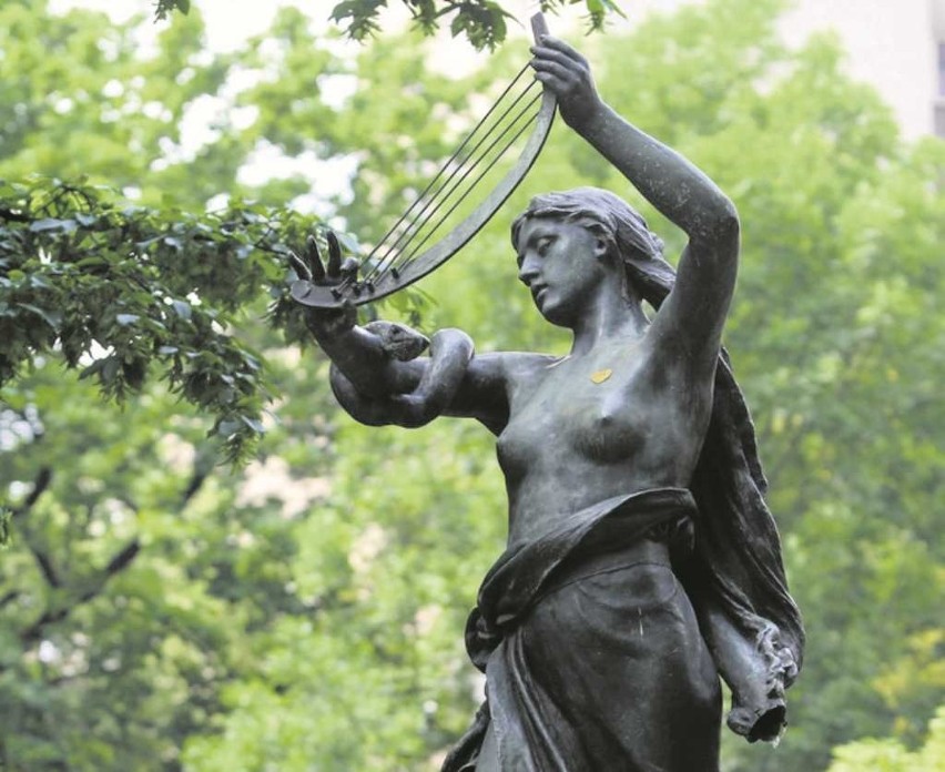 Na pomniku Lili Wenedy na Plantach została uszkodzona m.in....