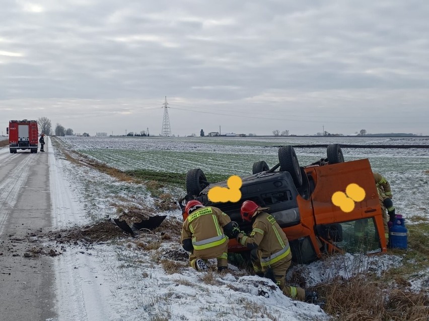 Samochód przewożący butle z gazem wpadł w poślizg i dachował...