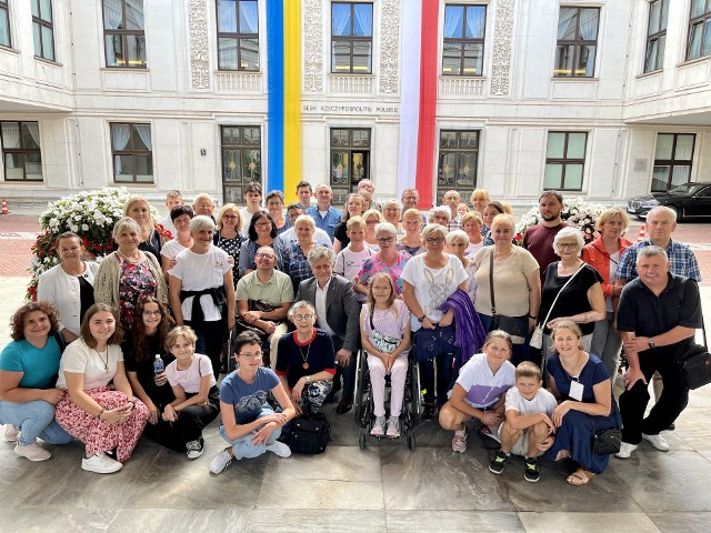 Senator Krzysztof Słoń zaprosił niepełnosprawnych na wycieczkę do polskiego parlamentu. Część z nich po raz pierwszy widziała stolicę.